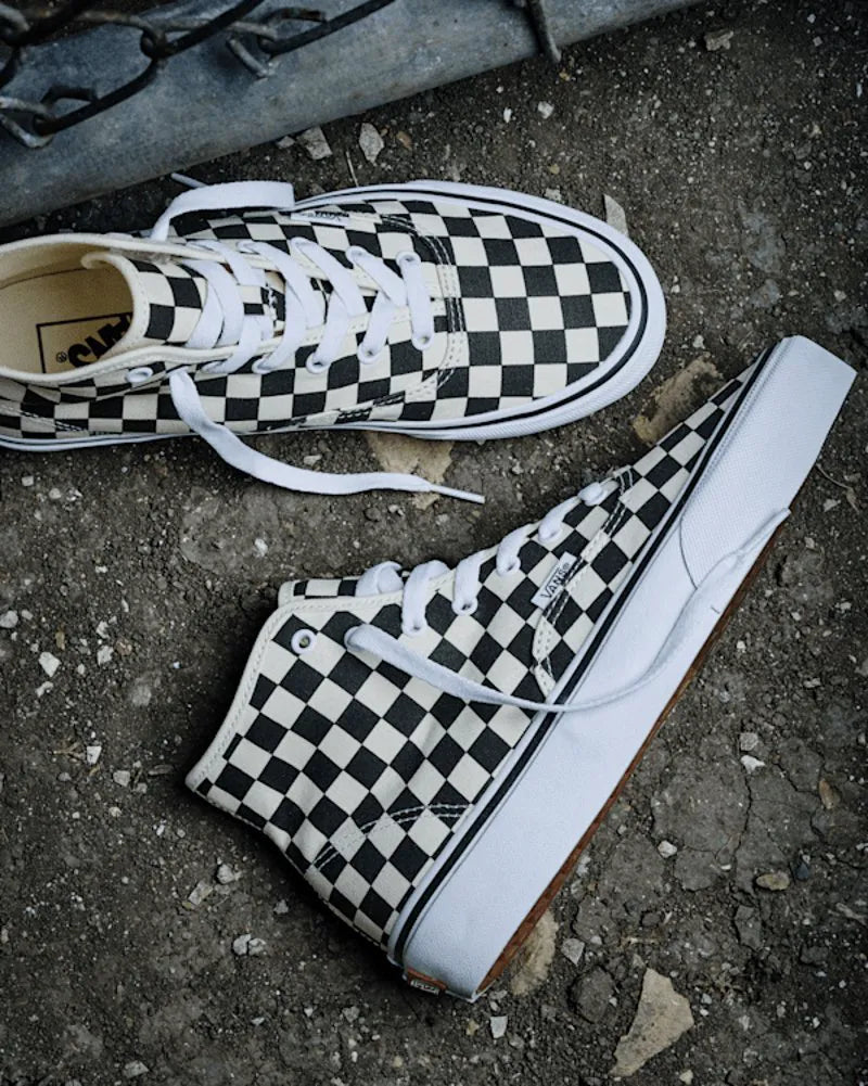 Black / True White