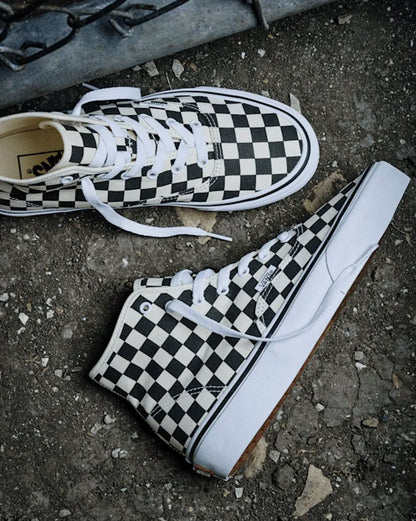Black / True White