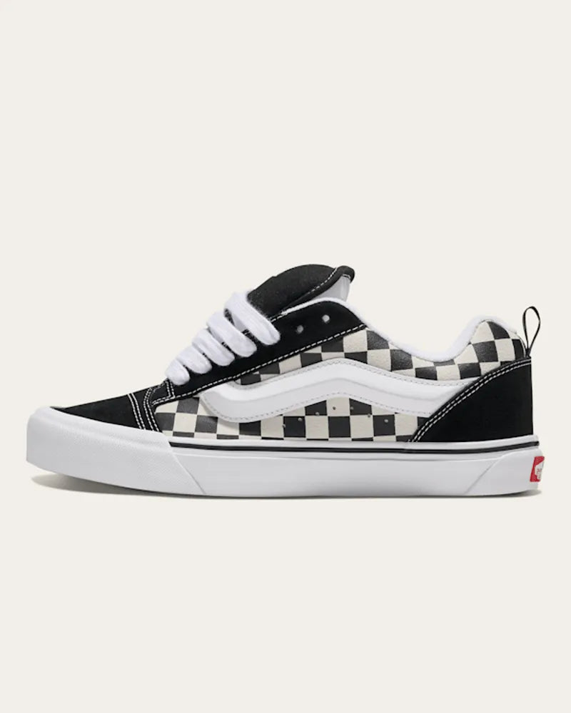 Black / True White