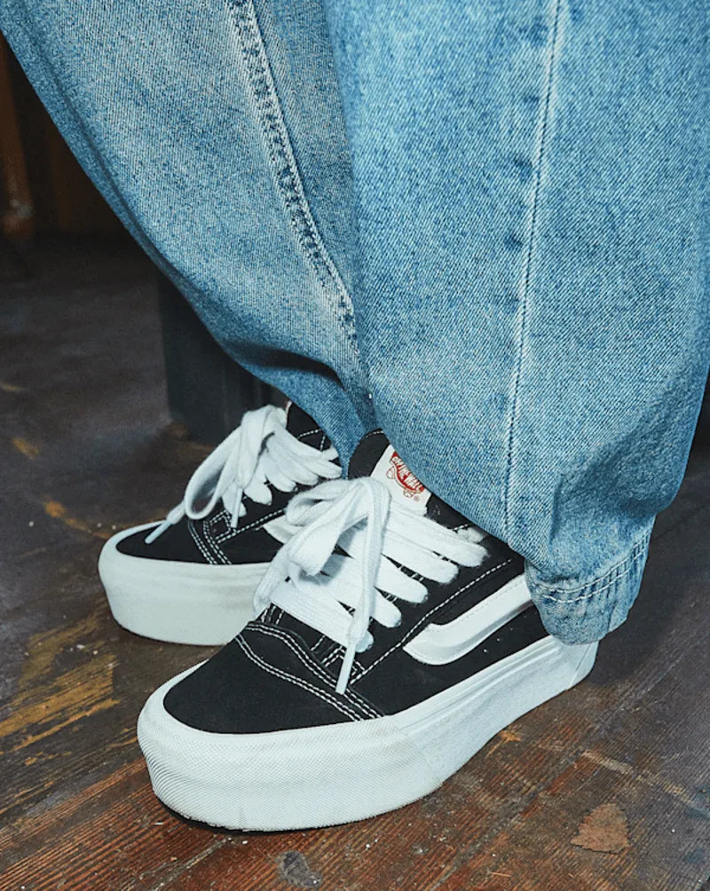 Black / True White